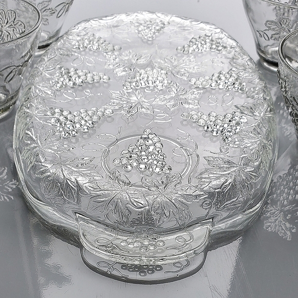 Vntg 8 piece Clear Anchor Hocking 🍇Grapes Cluster Snack Set/4 Plates&4 Cups - Picture 9 of 12